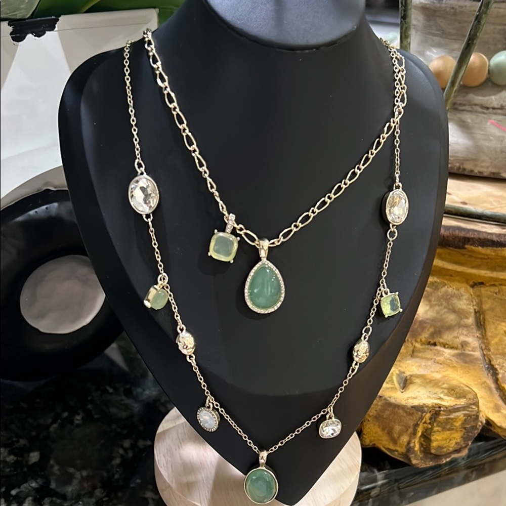 Elegant Silver and Green Gemstone Necklace  j67